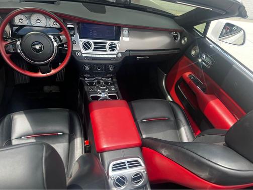Photo 3 of 5 of 2018 Rolls-Royce Dawn Base